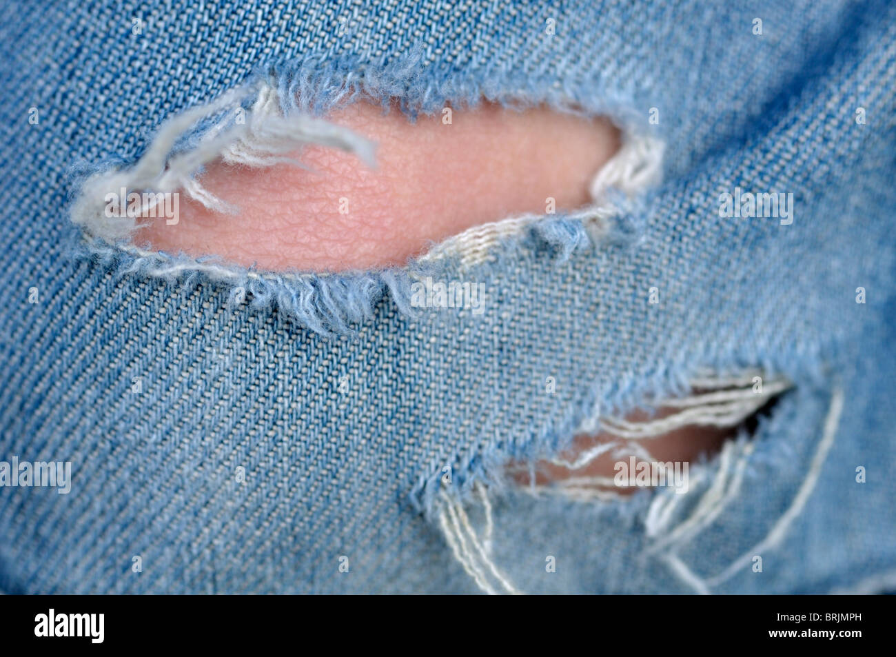 Reißen Sie in Blue Jeans Stockfoto