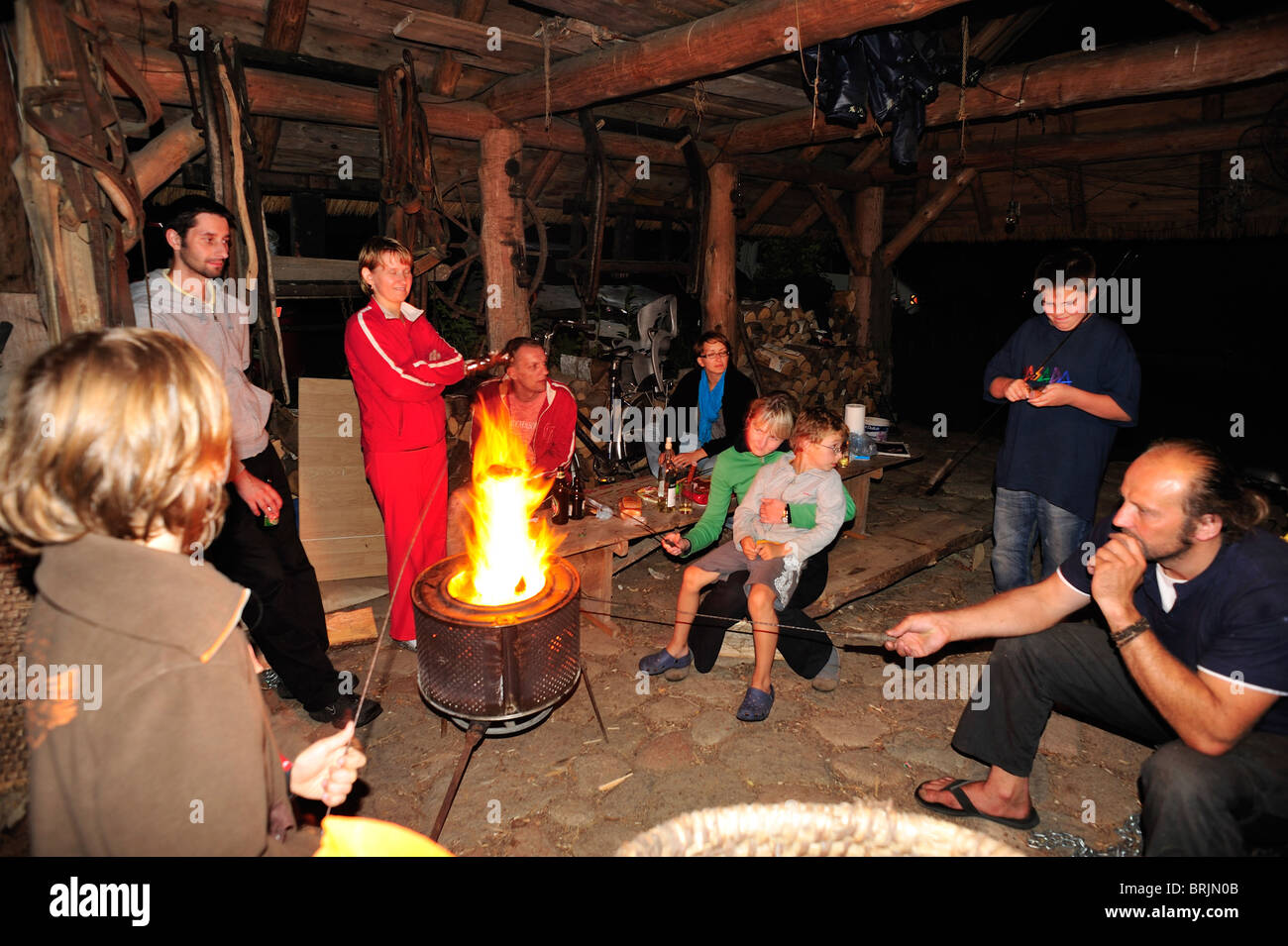 Mammut-Tal (Mamucia Dolina) in Szostaki, Touristen und Gastgeber: Marek Dabrowski, gebratene Würstchen am Lagerfeuer genießen Stockfoto