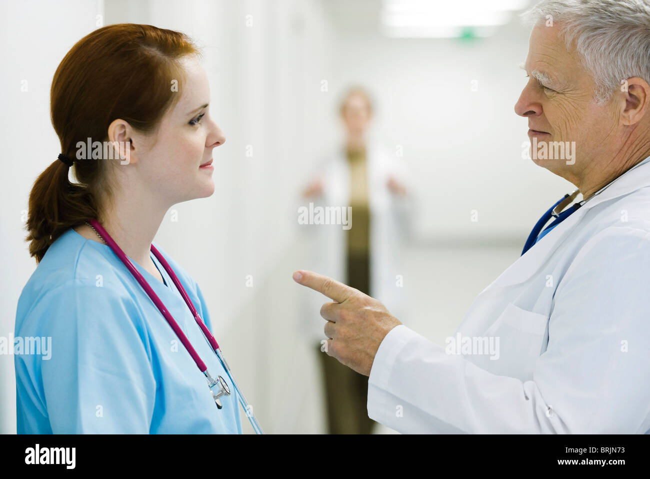 Arzt, die Krankenschwester im Gespräch Stockfoto