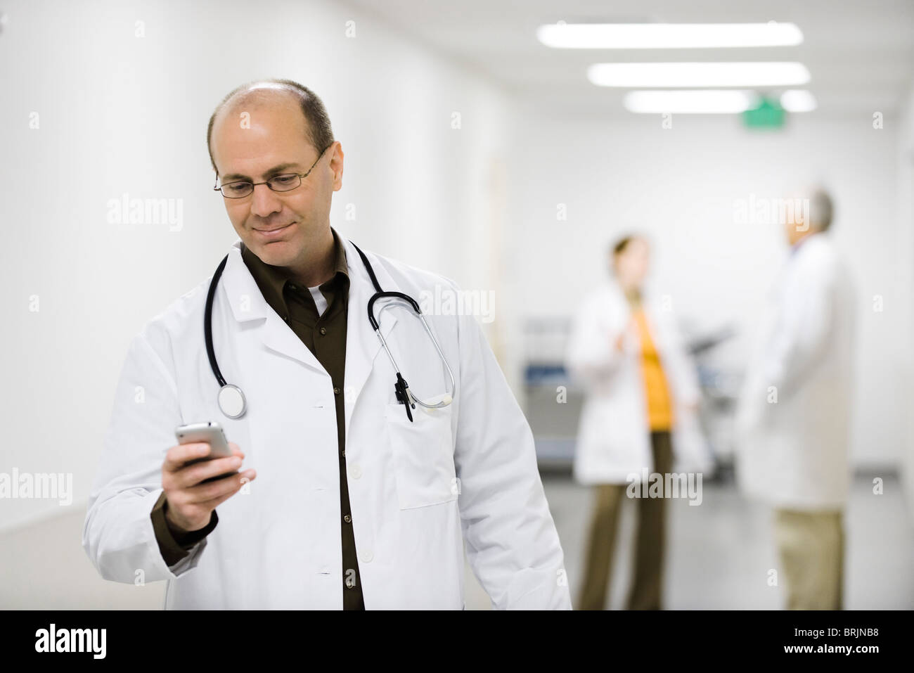 Arzt mit Handy Stockfoto