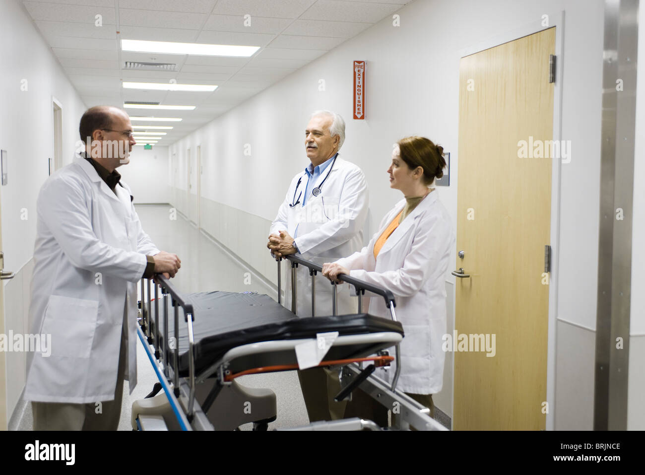 Ärzte sprechen im Krankenhausflur Stockfoto
