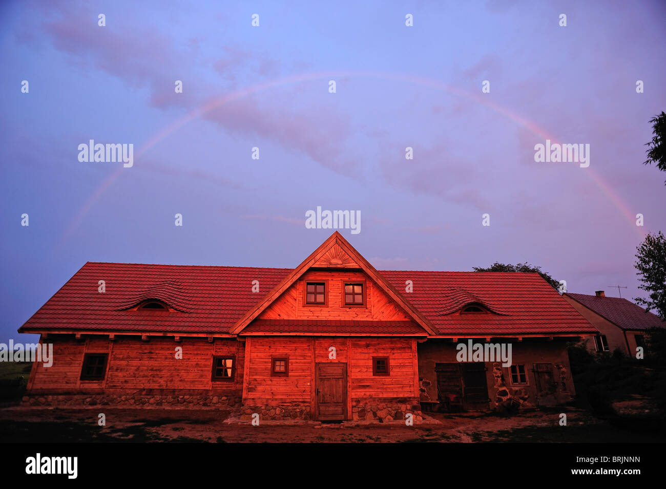 Mammut-Tal (Mamucia Dolina) Bauernhof in Szostaki mit Regenbogen im Sonnenuntergang Stockfoto