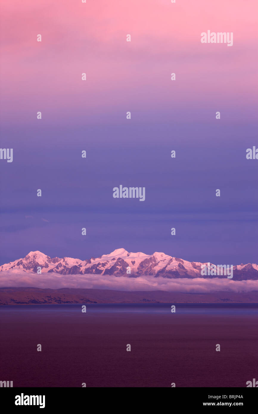 die Cordillera Real in den Anden vom Titicaca-See in der Abenddämmerung, Bolivien Stockfoto