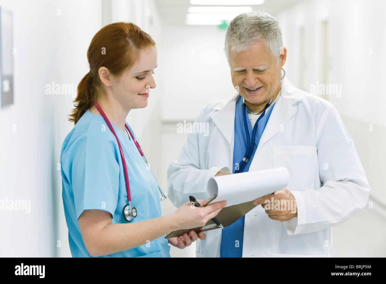 Arzt und Krankenschwester diskutieren medizinischen Diagramm Stockfoto
