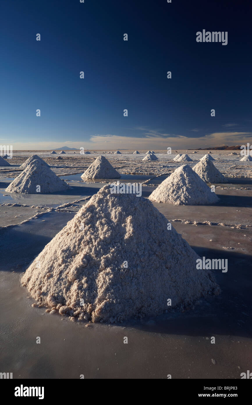 Salzberge auf den Salar de Uyini in der Abenddämmerung, Bolivien Stockfoto