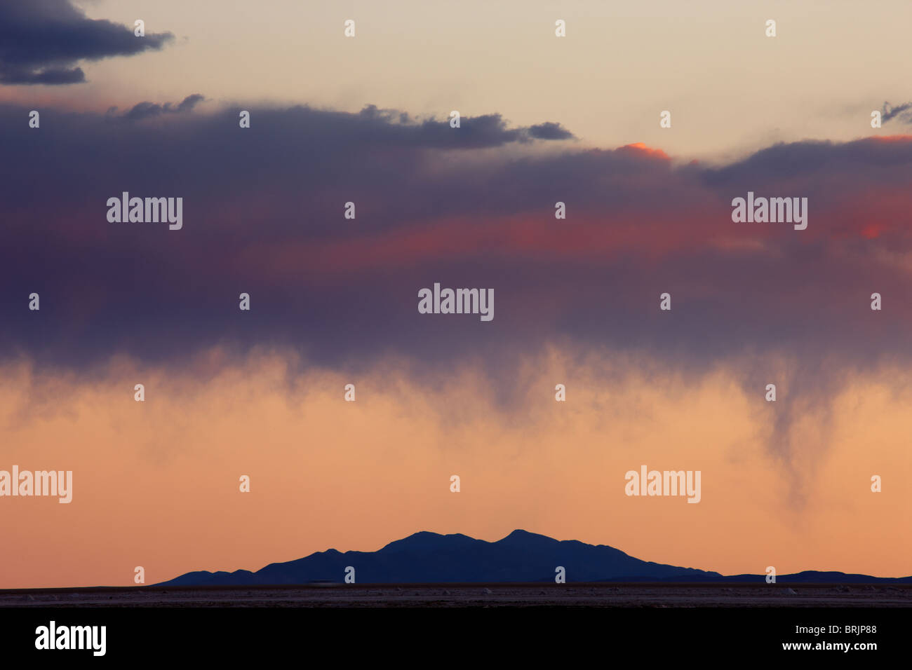 der Salar de Uyini in der Abenddämmerung, Bolivien Stockfoto