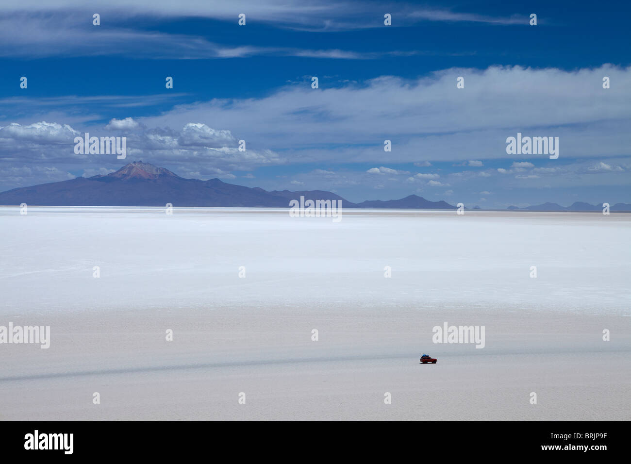 ein einsamer Fahrzeug auf dem Salar de Uyuni, Bolivien Stockfoto