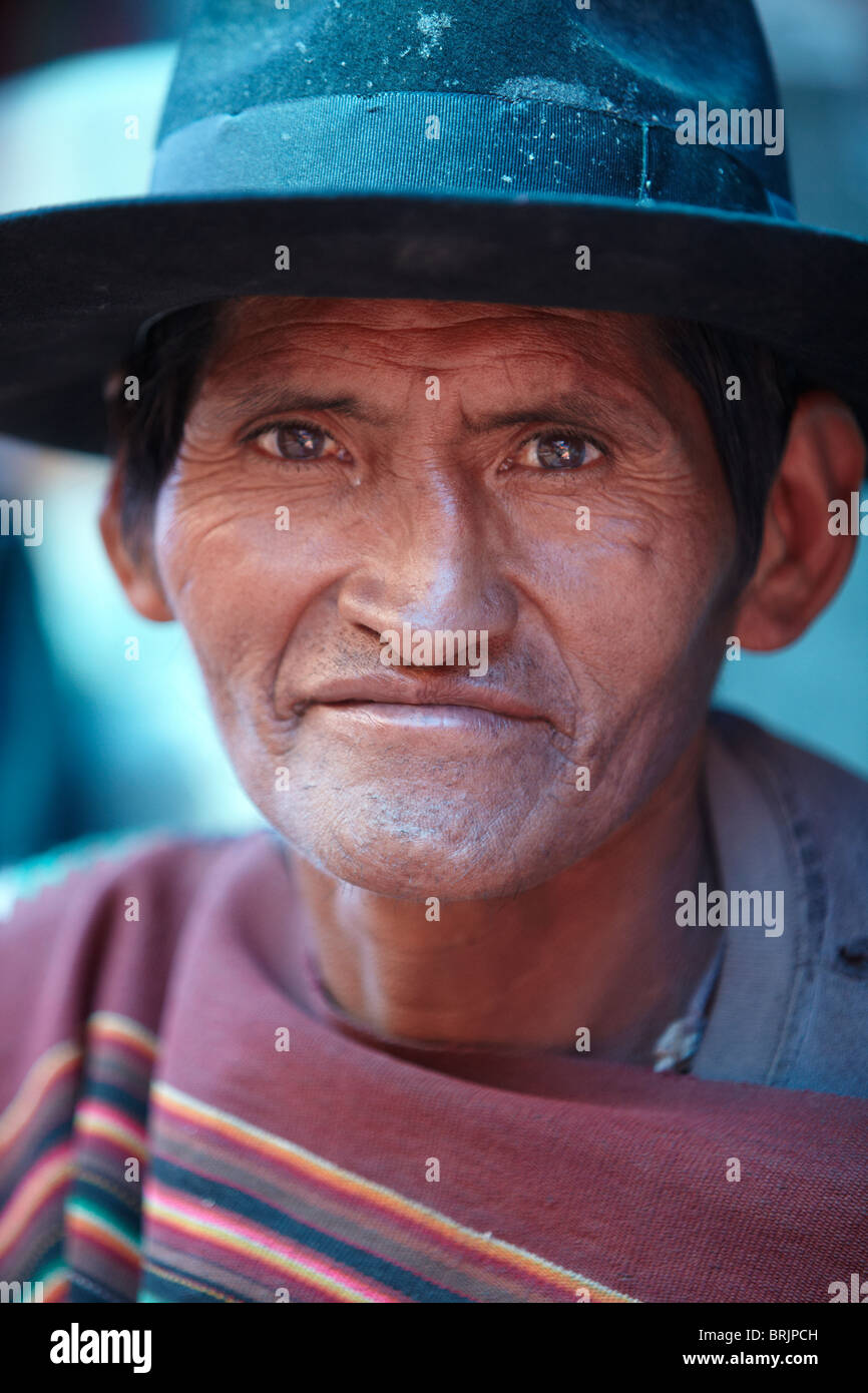 ein Mann auf dem Markt von Tarabuco, Bolivien Stockfoto