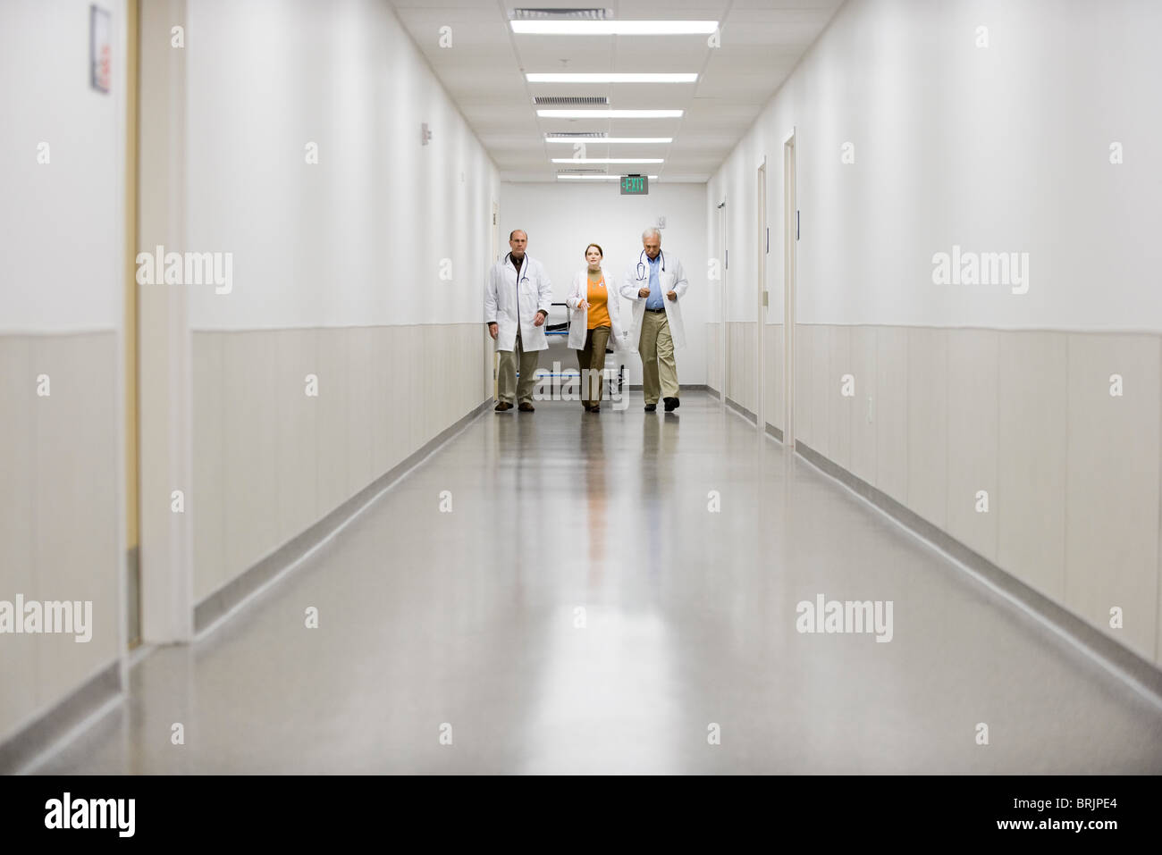 Ärzte, Krankenhaus Flur eilte Stockfoto