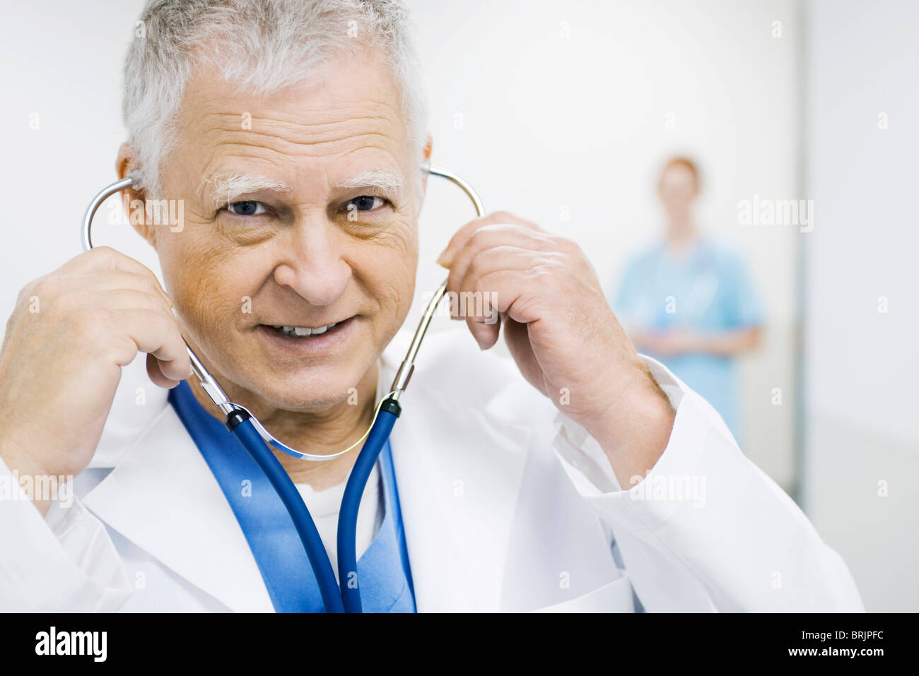 Arzt auf Stethoskop, Porträt Stockfoto