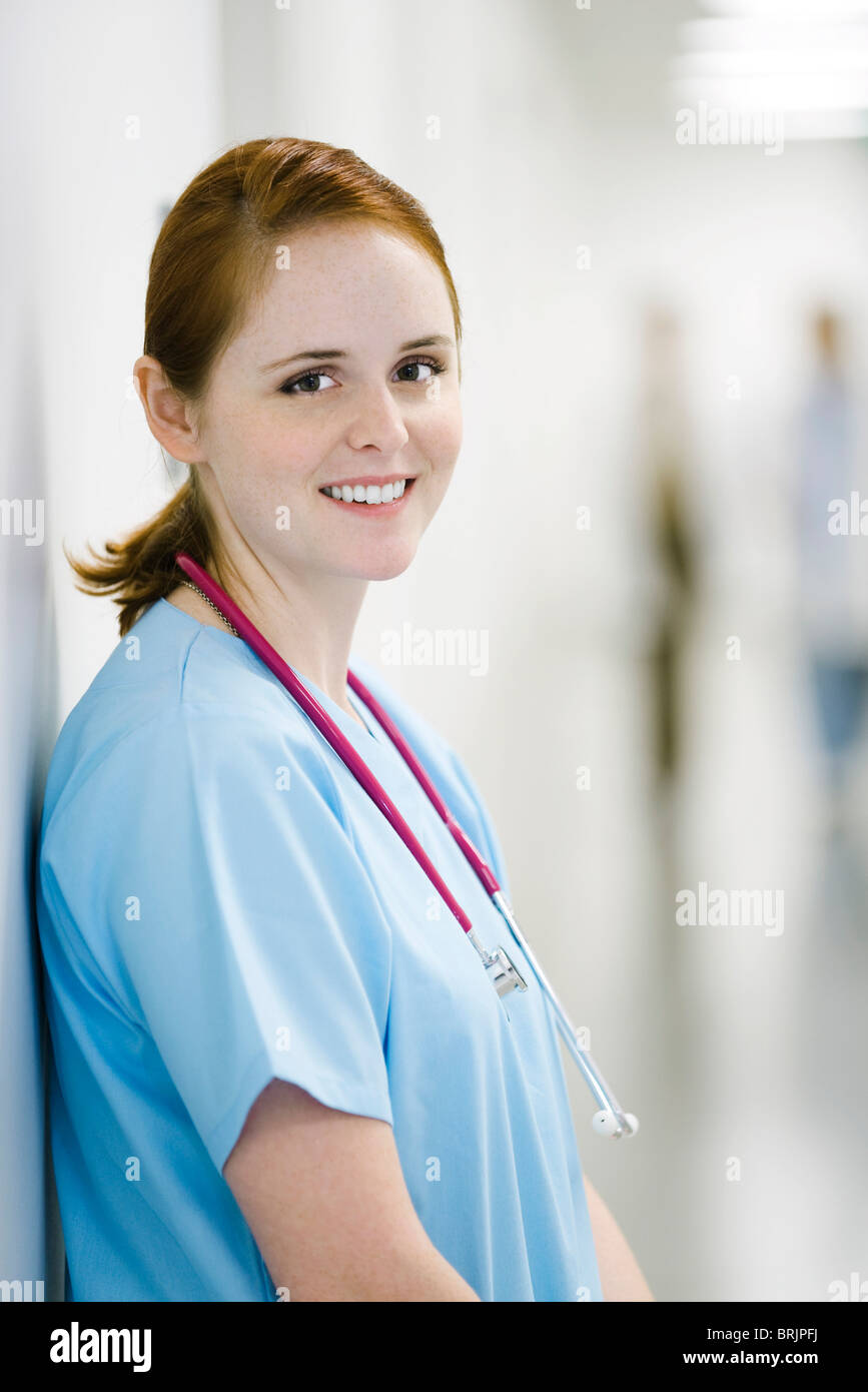 Krankenschwester, die Wand gelehnt, Porträt Stockfoto