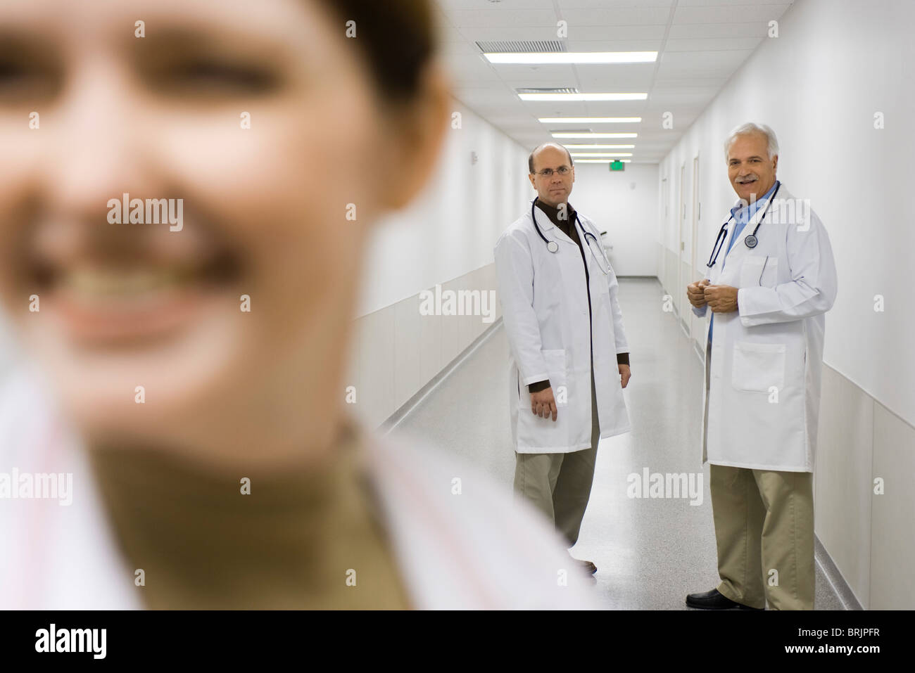Ärzte im Krankenhausflur miteinander reden Stockfoto