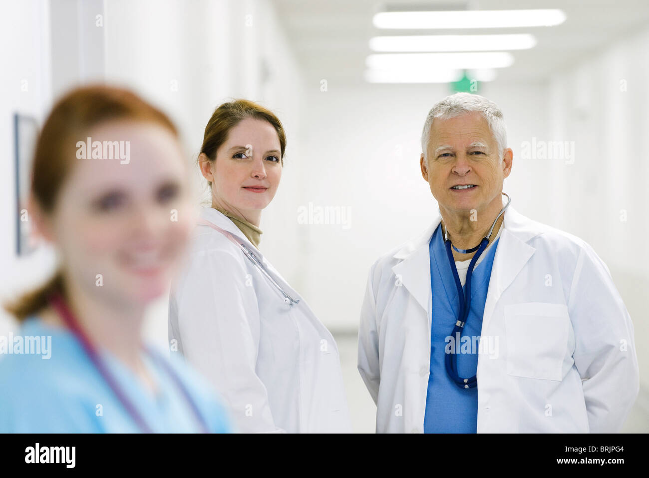 Ärzten zusammen im Korridor, Porträt Stockfoto