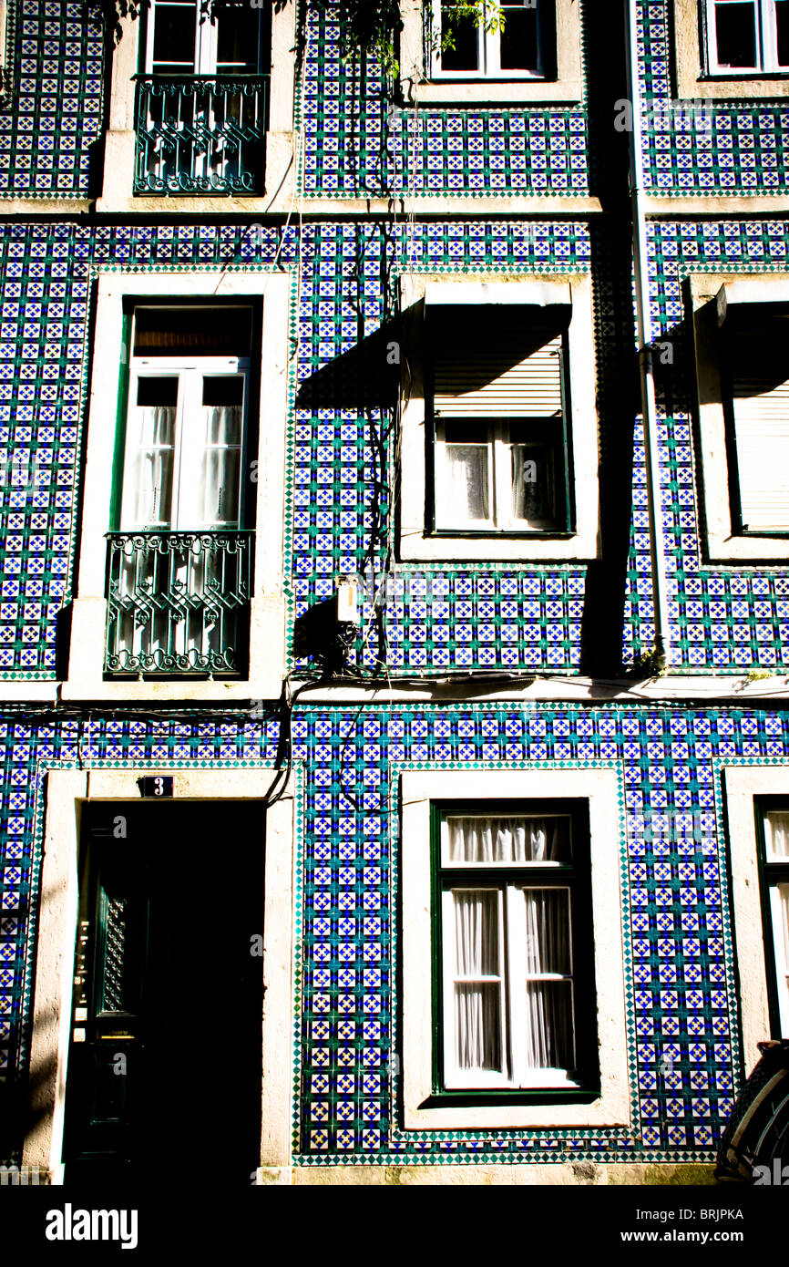 Türen und Fenster mit Mosaikfliesen, Lissabon, Portugal Stockfoto