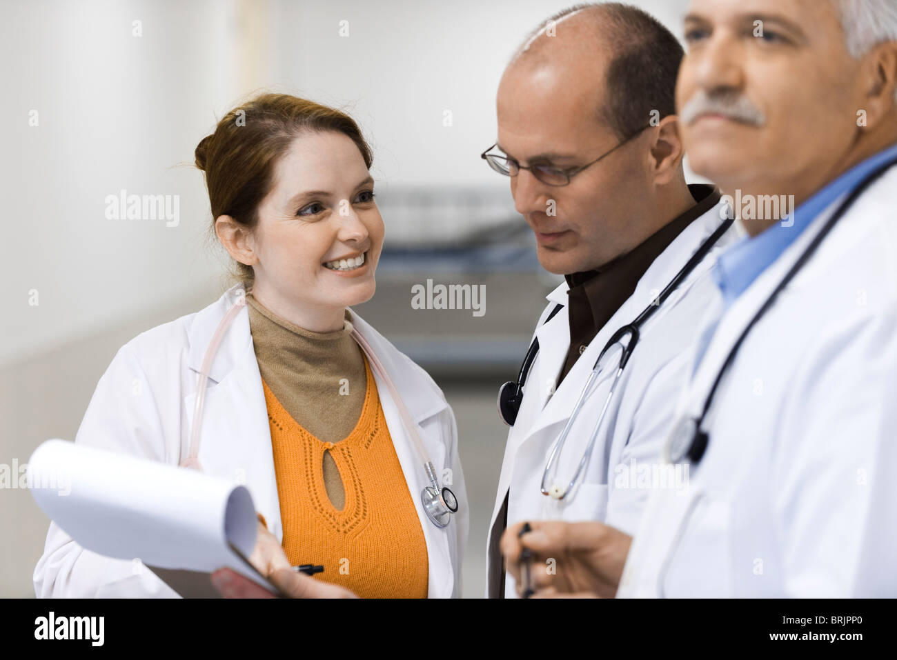 Arzt zeigt Kollege medizinischen Diagramm Stockfoto