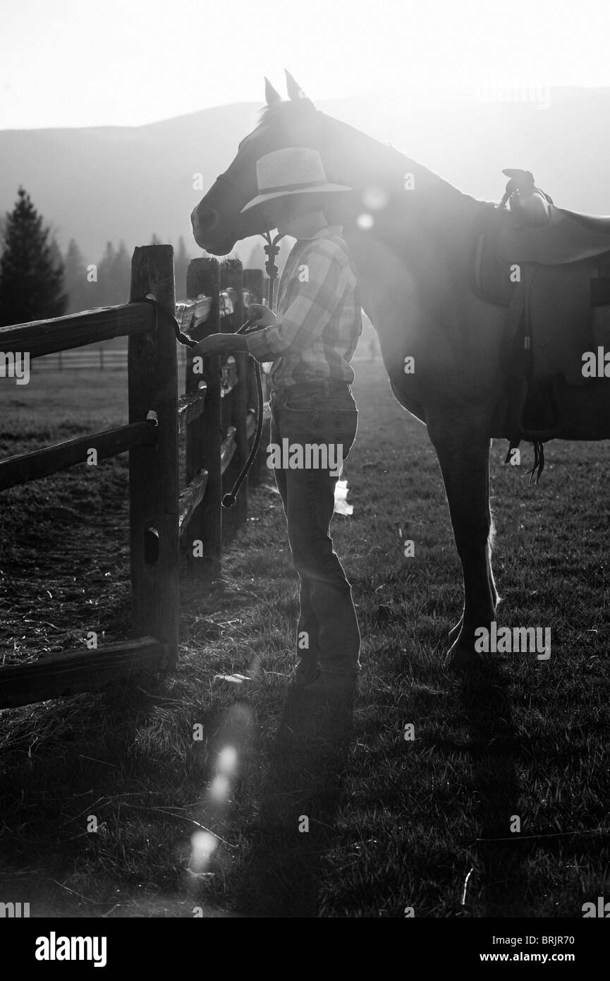 Eine Frau bereitet sich auf einen Abend Reiten. Stockfoto