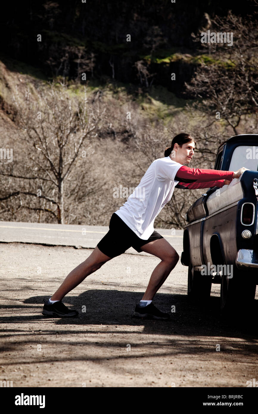 Ein Fit Mann stretching vor dem Training. Stockfoto