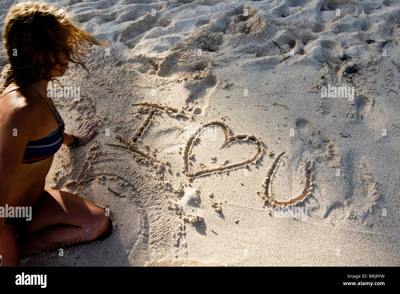 Frau schreibt, ich liebe dich am Strand in Mexiko. Stockfoto