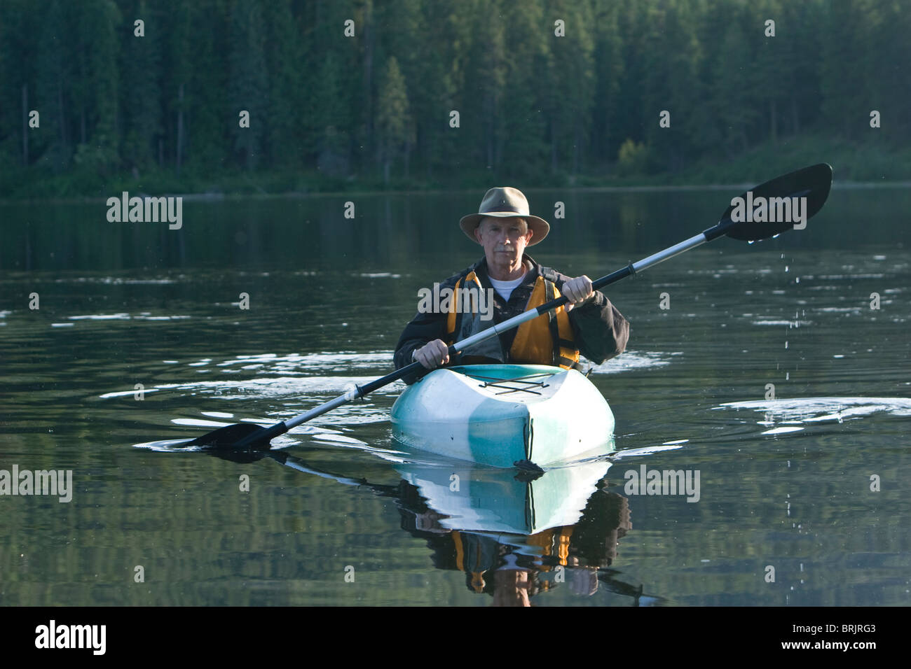 Pensionierter Mann Kajak in Idaho. Stockfoto