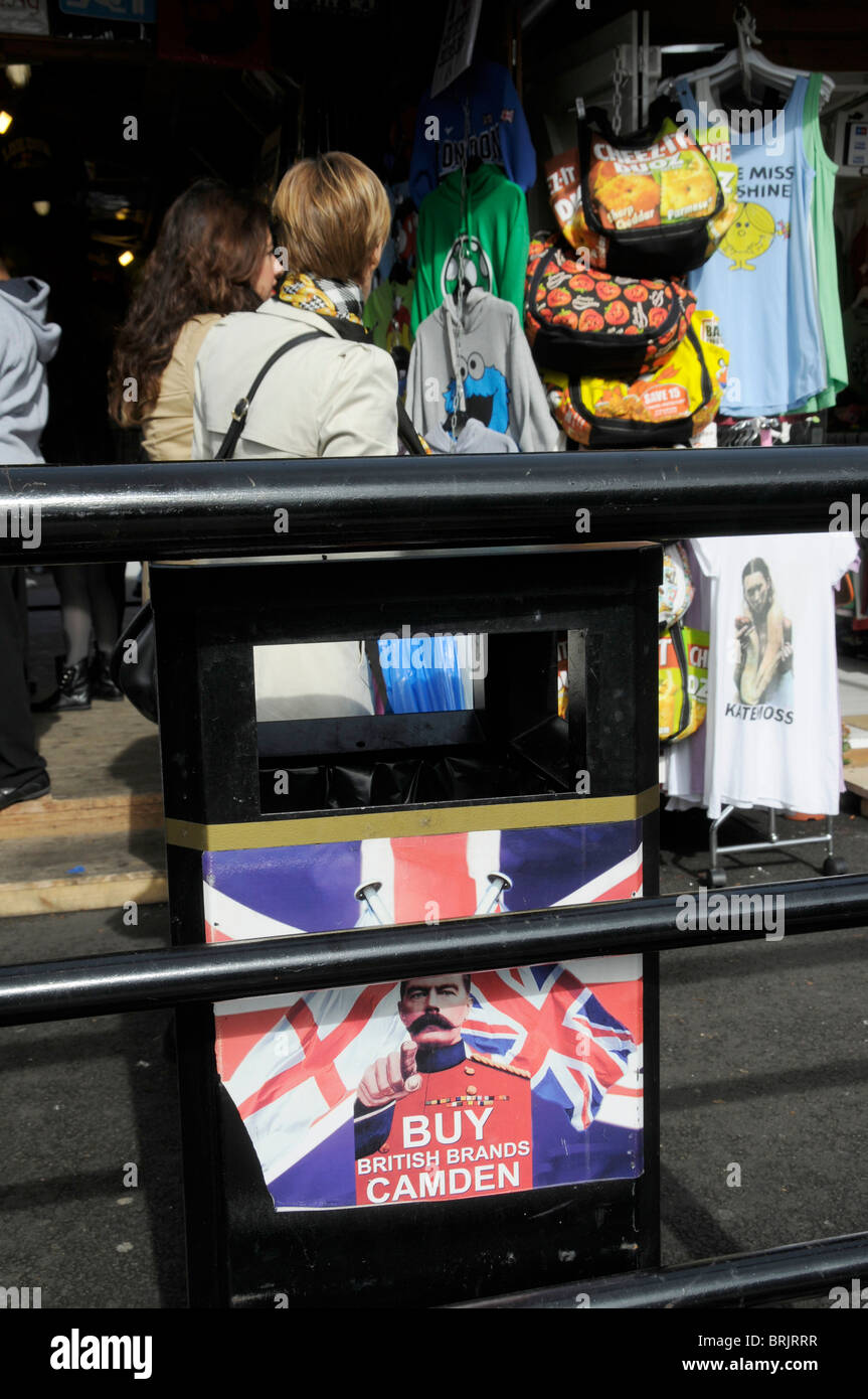 UK - Touristen in Camden Market, London Stockfoto