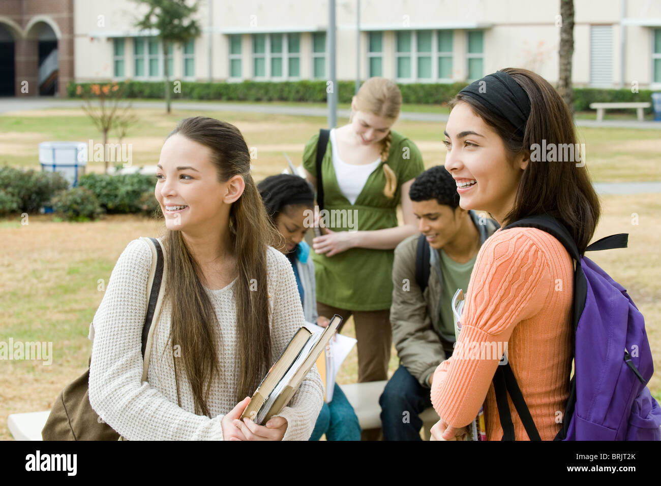 Schülerinnen und Schüler nach der Schule zusammen Stockfoto