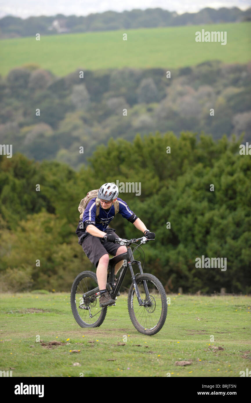 Mountainbiker auf Butser Hill, in der South Downs National Park, Hampshire, England Stockfoto