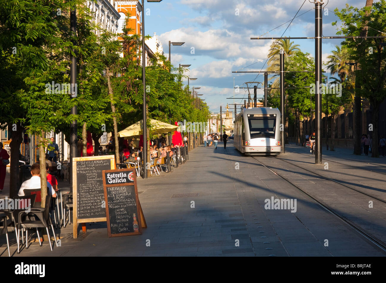 neue Straßenbahn verläuft, Cafés und Restaurants in Sevilla Spanien Stockfoto