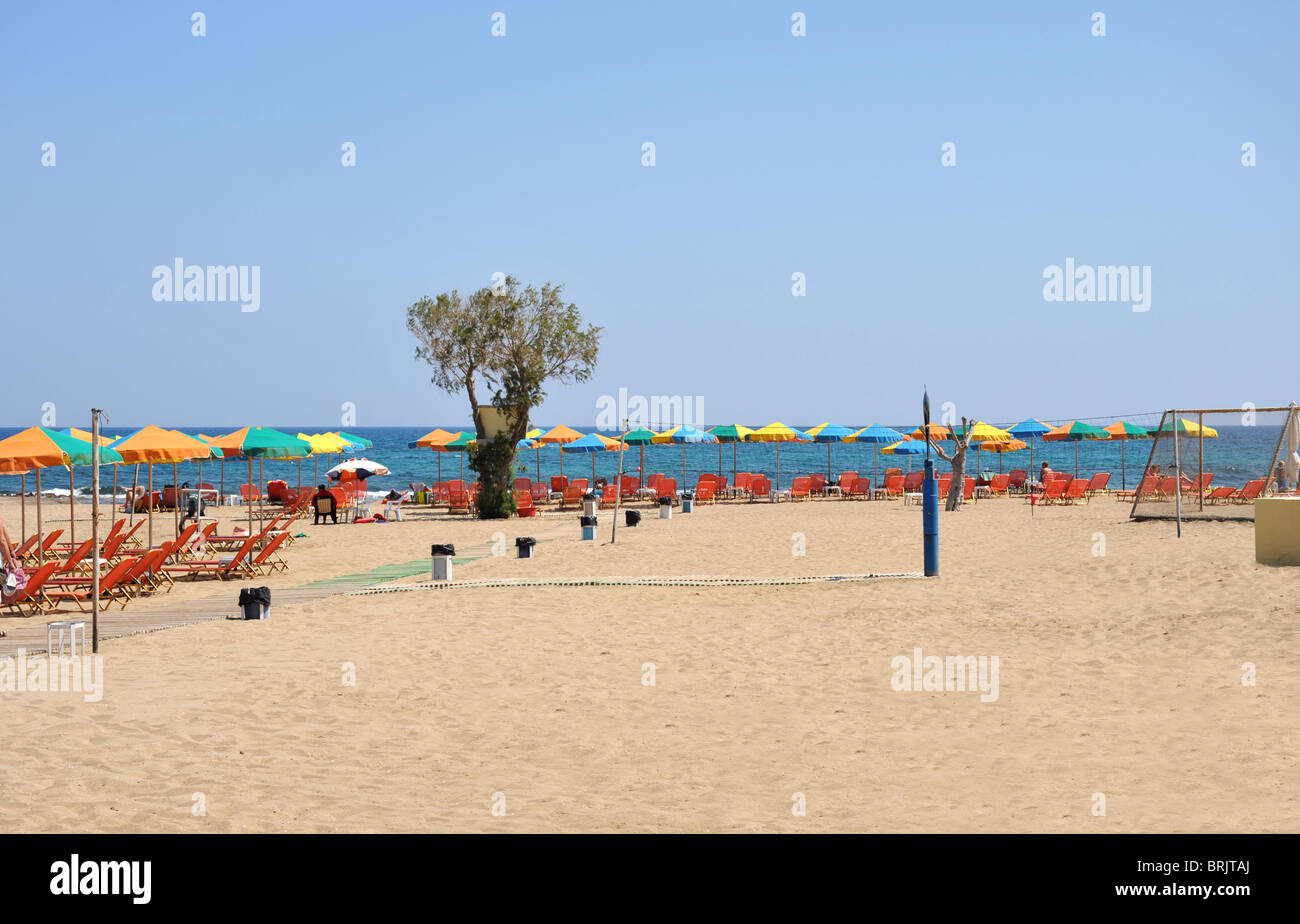 Der breite Sandstrand bekannt, berühmt als "Sun Beach" an der beliebten Ferienort Malia auf der griechischen Insel Kreta, Griechenland. Stockfoto