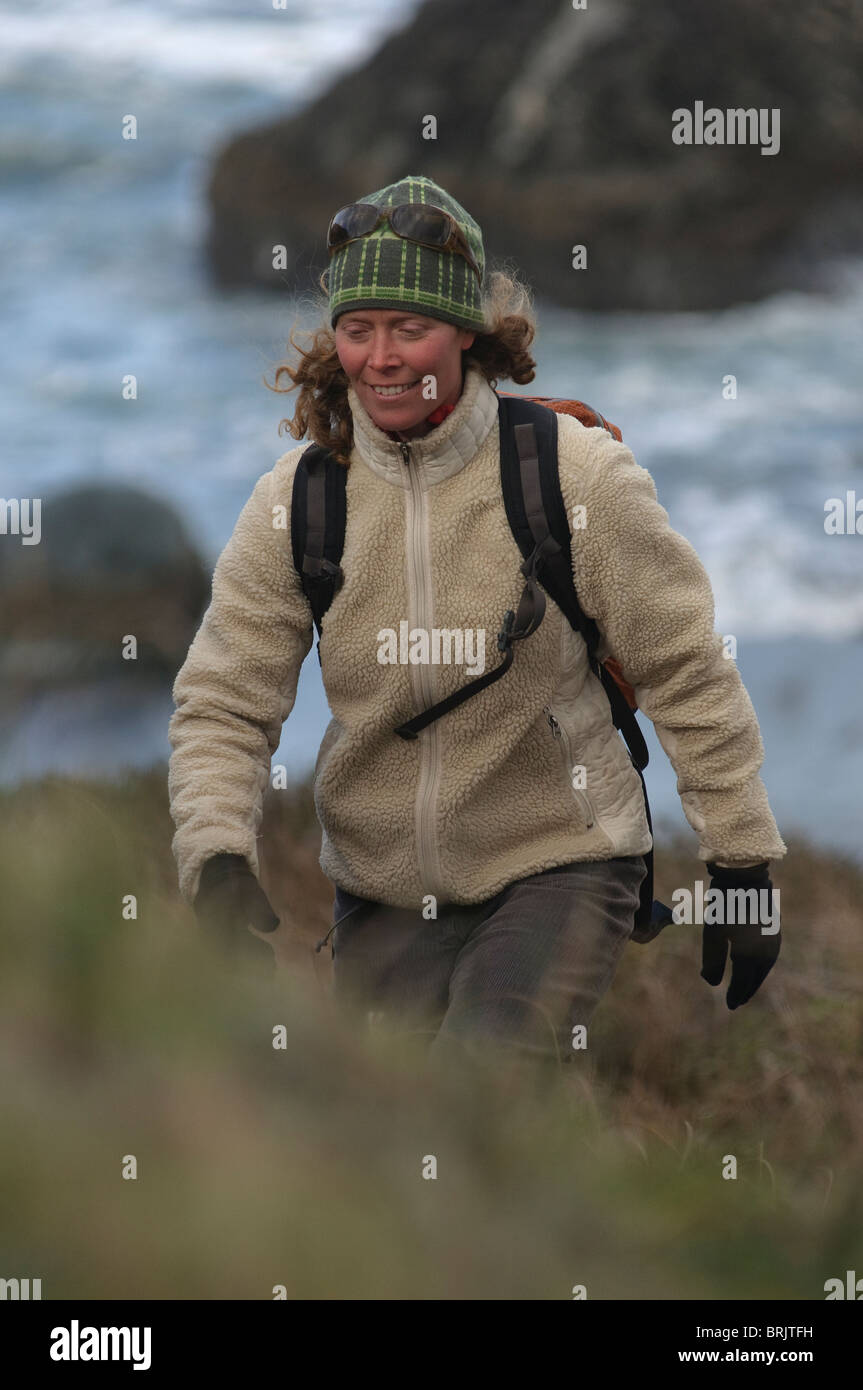 Eine Frau Wanderungen in der Nähe von einem Strand an der Küste Oregons. Stockfoto