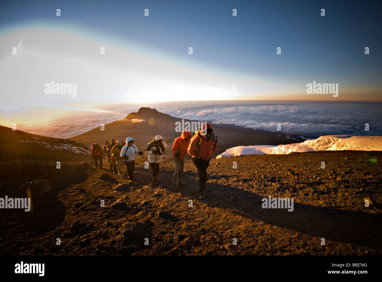 Gipfel Des Kilimandscharo 4 Buchstaben Kilimandscharo wandern -Fotos und -Bildmaterial in hoher Auflösung – Alamy