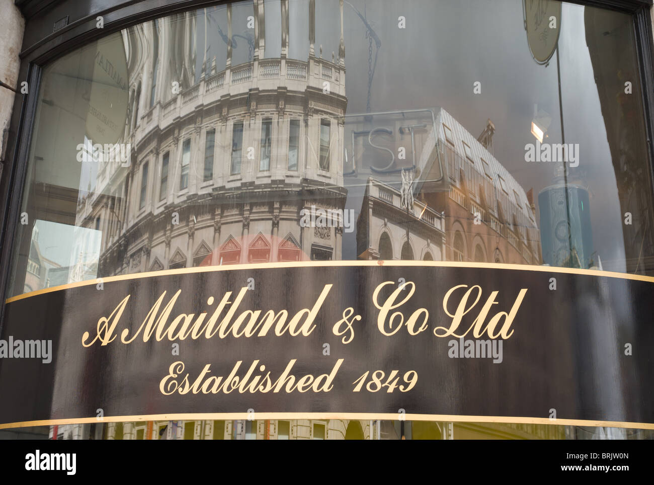 Gebäude Spiegelbild im Fenster "Speicher" von A. Maitland & Co, Picadilly Arcade in London, England. Stockfoto
