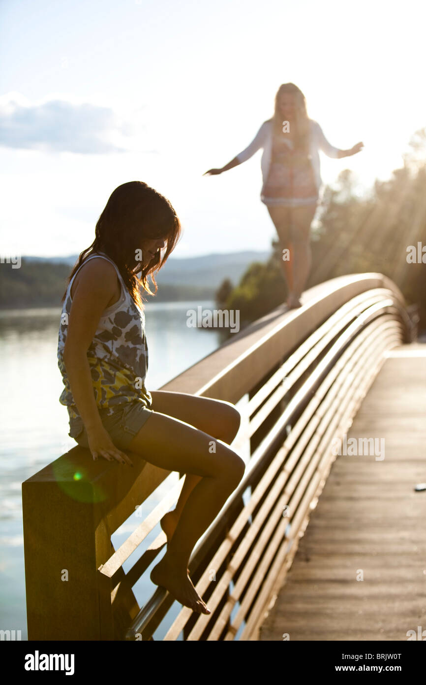 Zwei junge Frauen Gleichgewicht auf einer Metallbrücke in Idaho. Stockfoto