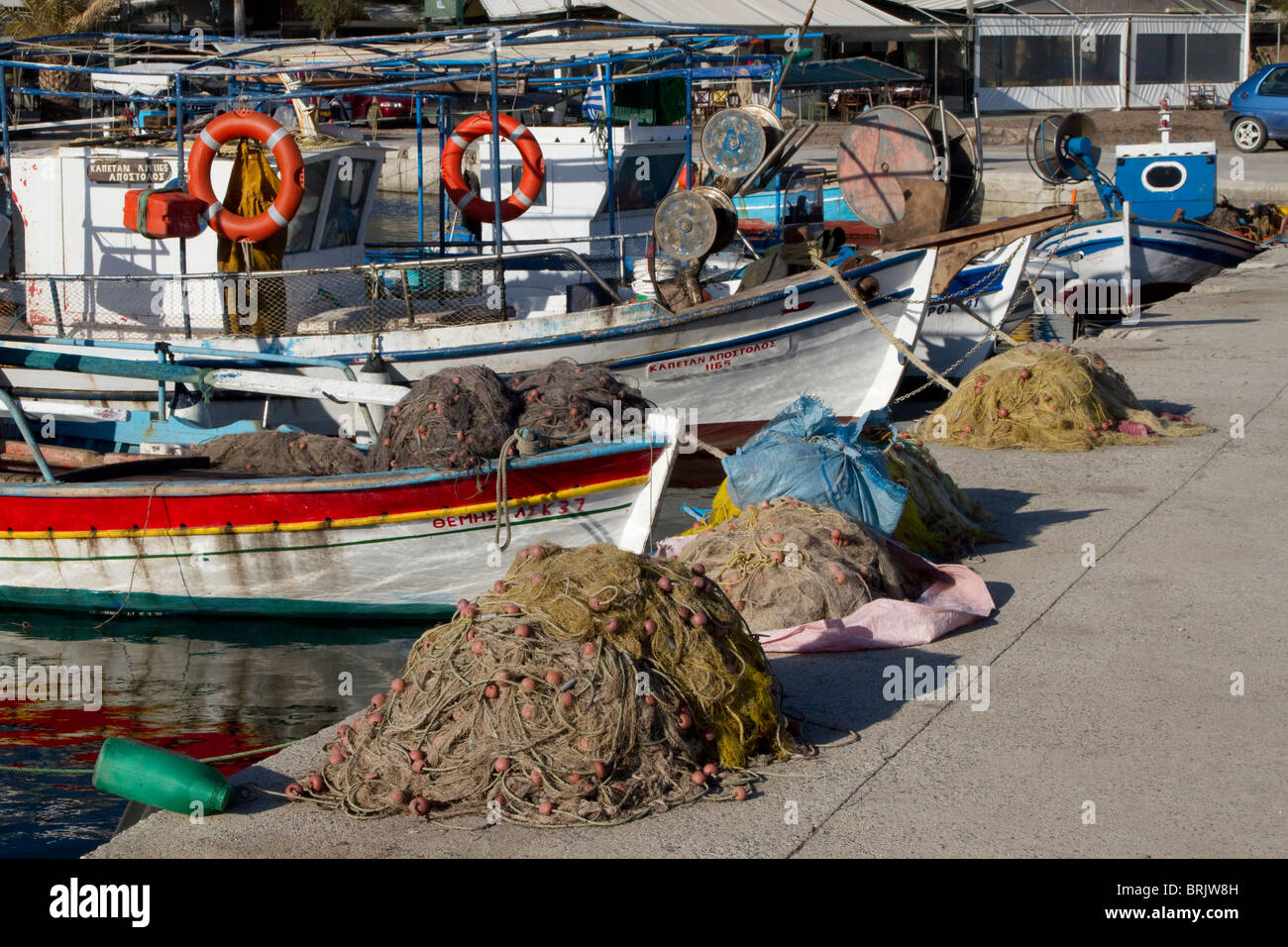 Angelboote/Fischerboote vertäut und Haufen von Fischernetzen Kai seitlich im Skala Kallonis; Lesbos Stockfoto