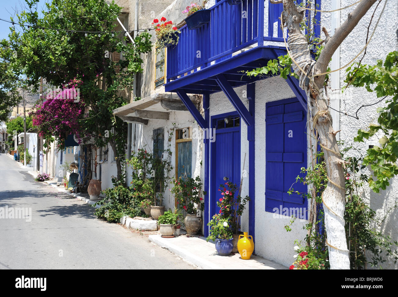 Typische Straßenszene in der kleinen Stadt von Mirtos in Süd-Kreta, Griechenland Stockfoto