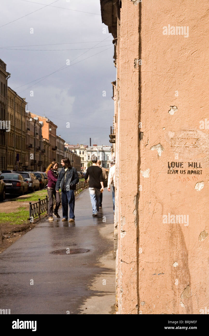 Paar vorbei an Wand mit Graffiti, "Liebe wird uns auseinander reißen" wieder St.Petersburg Russland Stockfoto