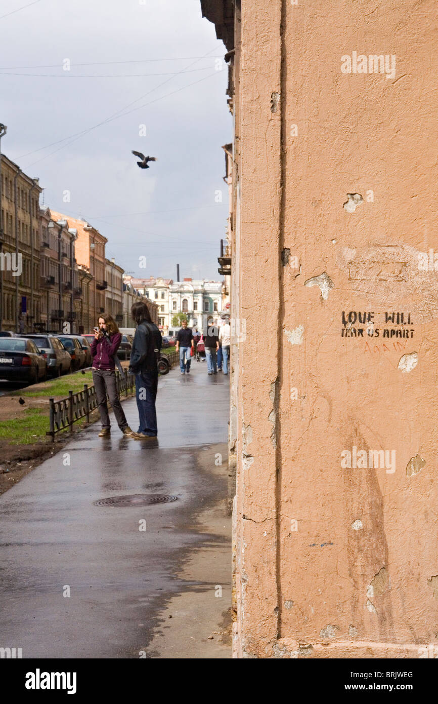 Paar vorbei an Wand mit Graffiti, "Liebe wird uns auseinander reißen" wieder St.Petersburg Russland Stockfoto