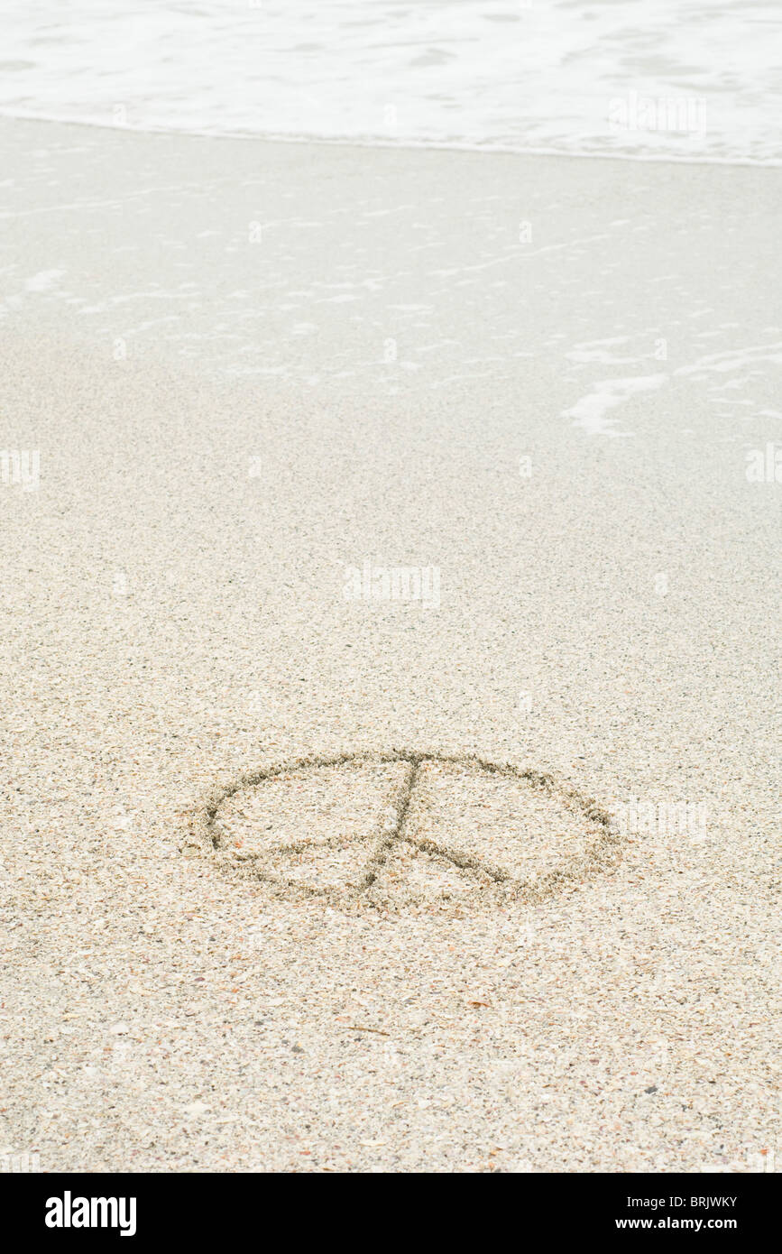 Peace-Zeichen im Sand am Strand gezogen Stockfoto