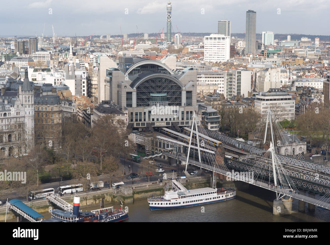 Vogelperspektive des Bahnhof Charing Cross, Hungerford Bridge und Golden Jubilee Bridges vom London Eye in London, England. Stockfoto