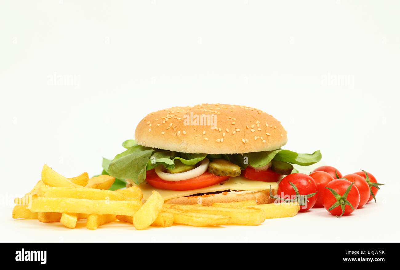 Frische Cheeseburger mit Pommes frites, Salat und Tomaten Stockfoto