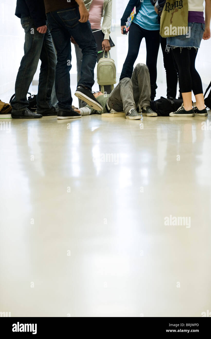 Tyrannen umgeben und bedroht Teenager am Boden liegend Stockfoto