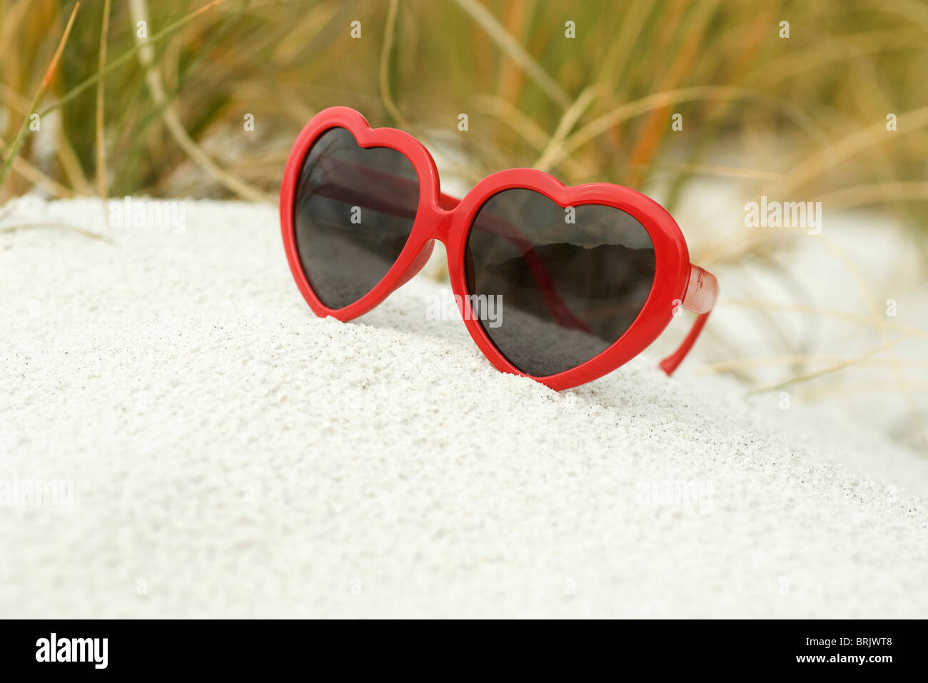 Herzförmige Sonnenbrille am Strand Stockfoto