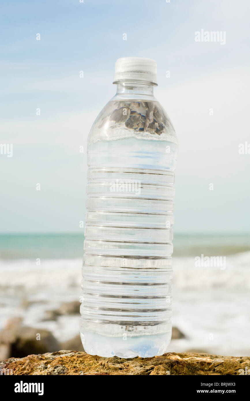 Flasche Wasser am Ufer Stockfoto