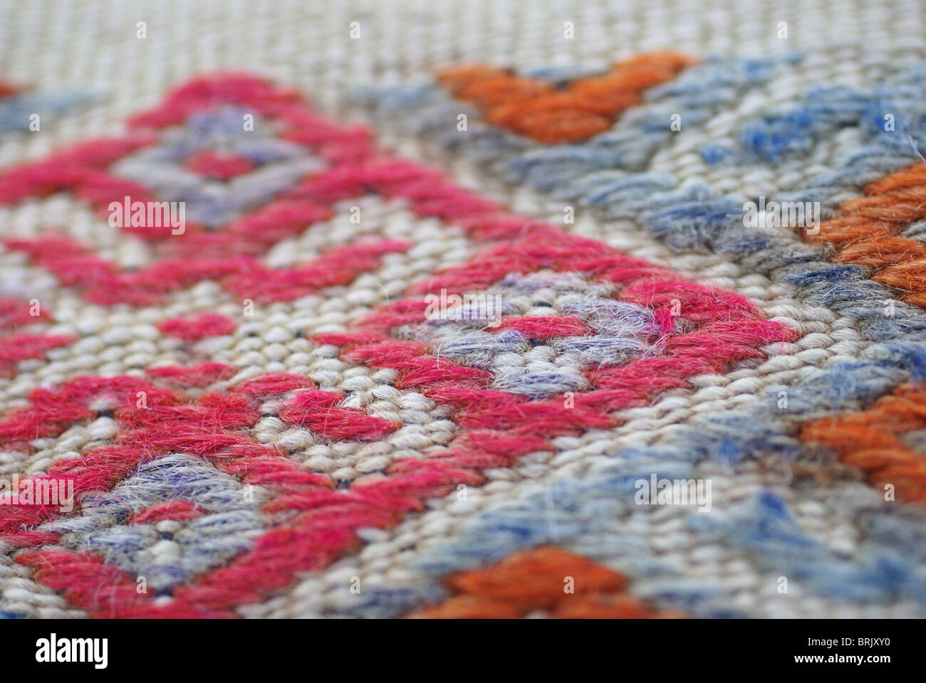 Detail, Rautenmuster, dicht gewebte Knoten der Jahrgang türkischer Kelim Stockfoto