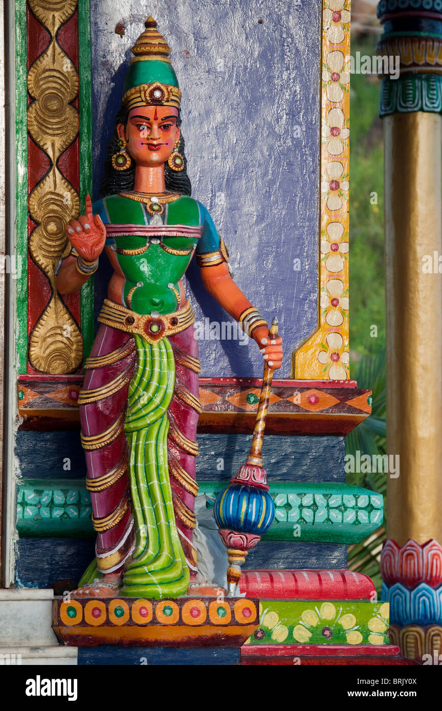 Bunte hinduistischen Gottheit Statue auf einem Tempel. Puttaparthi, Andhra Pradesh, Indien Stockfoto Bunte hinduistischen Gottheit Statue auf einem Tempel. Puttaparthi, Andhra Pradesh, Indien Stockfoto