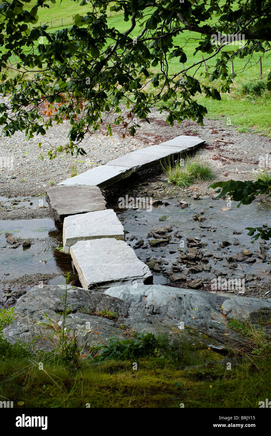 Steinbrücke über Bach Stockfoto