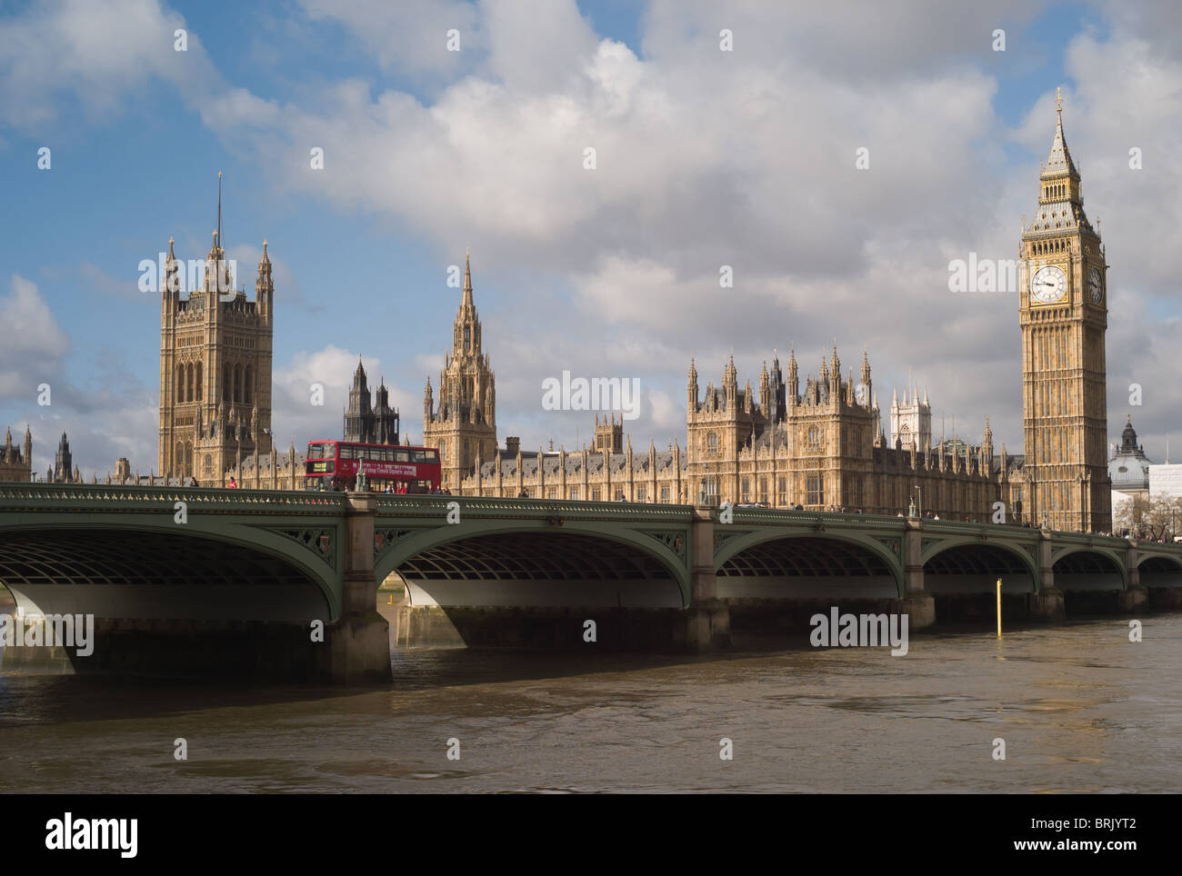 Der Palast von Westminster (Parlament) und Big Ben Clock Tower (Elizabeth Tower) hinter die Westminster Bridge in London, England, UK. Stockfoto