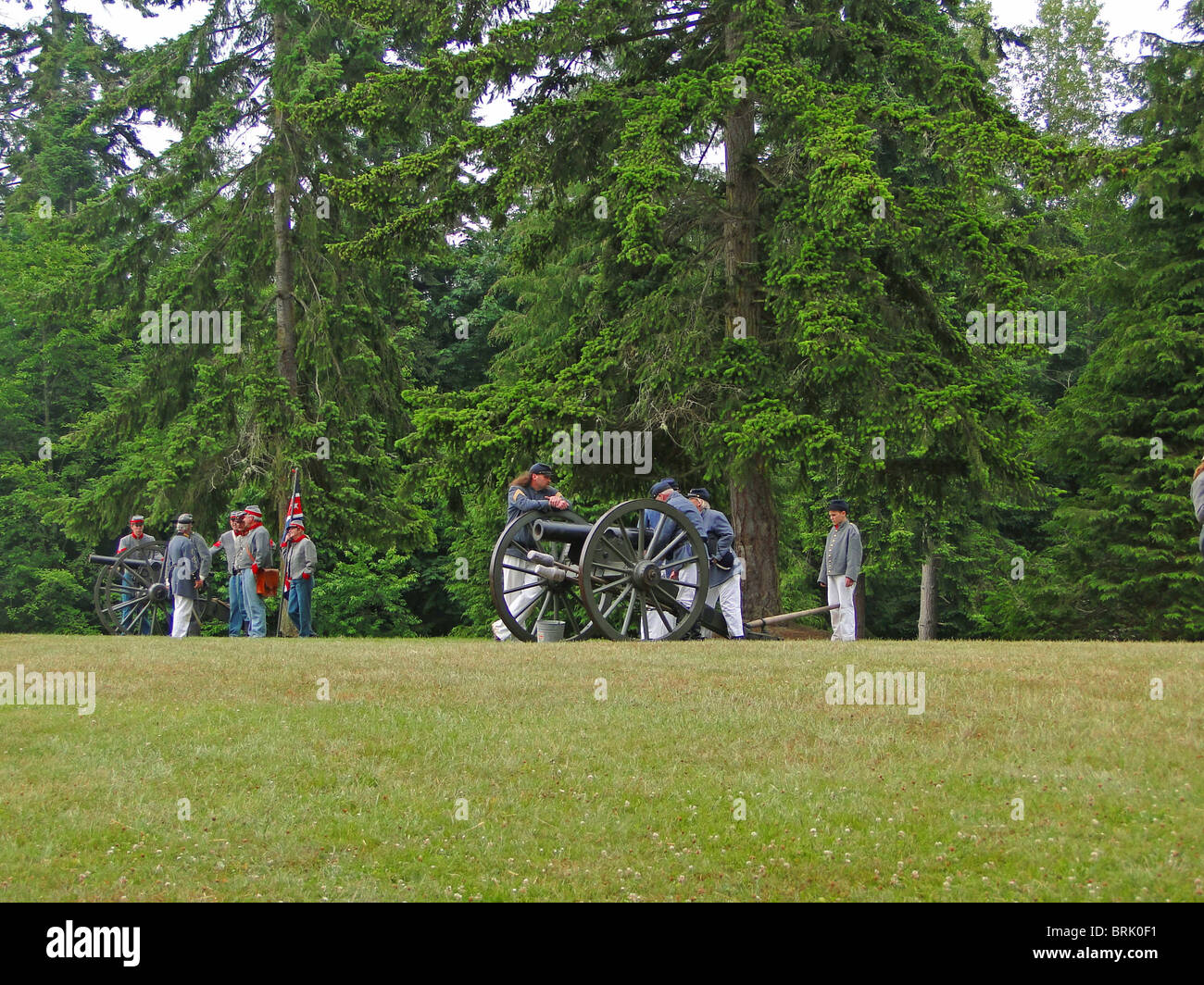 PORT GAMBLE, WA - 20 JUN: Bürgerkrieg Reenactors beteiligen ein Scheingefecht. Konföderierte Artillerie bereitet ihre Waffen. Stockfoto