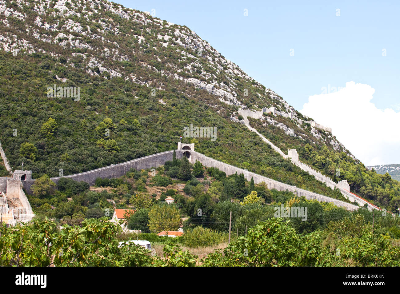 Die Wände aus Stein, defensive Steinmauern aus dem 15. Jahrhundert, Peljesac, Kroatien Stockfoto