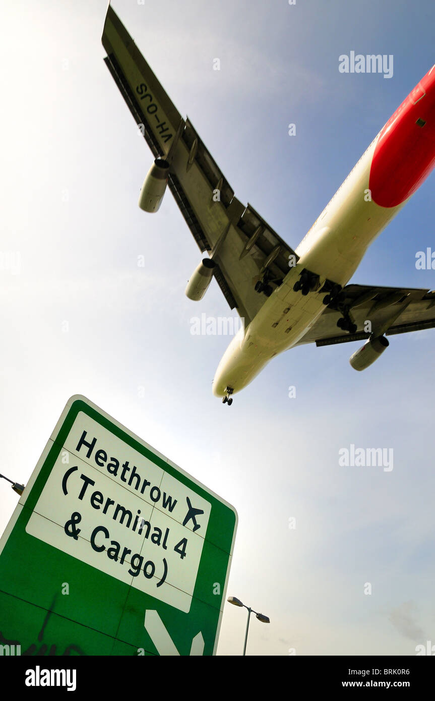 Niedrig fliegende Flugzeuge landen am Flughafen Heathrow, London Stockfoto