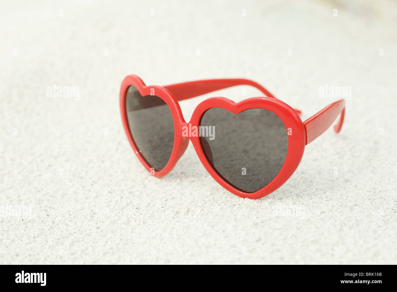 Herzförmige Sonnenbrille am Strand Stockfoto